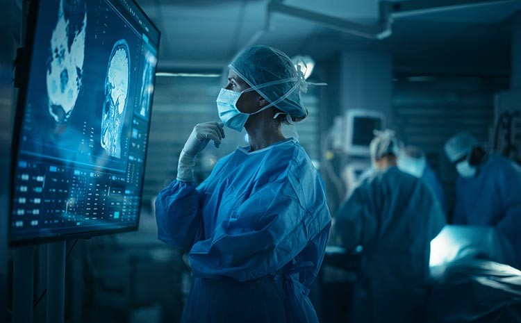 microcirurgia vs endovascular como os cirurgioes escolhem o caminho para o cerebro